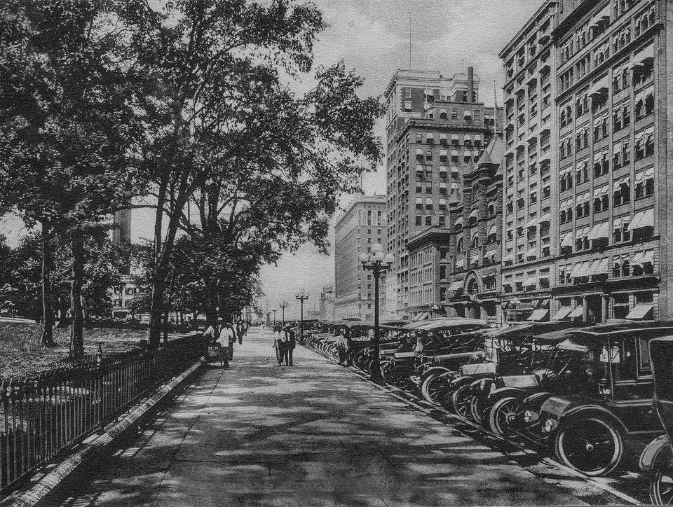 East Broad looking west, with the Outlook Building, 1916 (archival photograph)