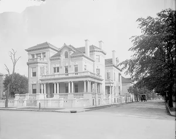 A residence on the East Broad mansion row, c. 1900 (archival photograph)