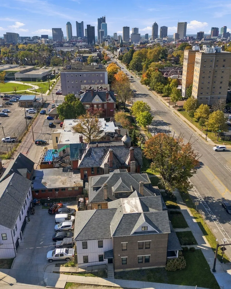 Olde Towne East from above: Victorian houses along East Broad Street, with the downtown skyline beyond