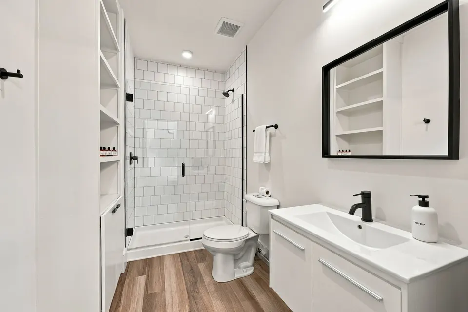 Unit 4, bathroom