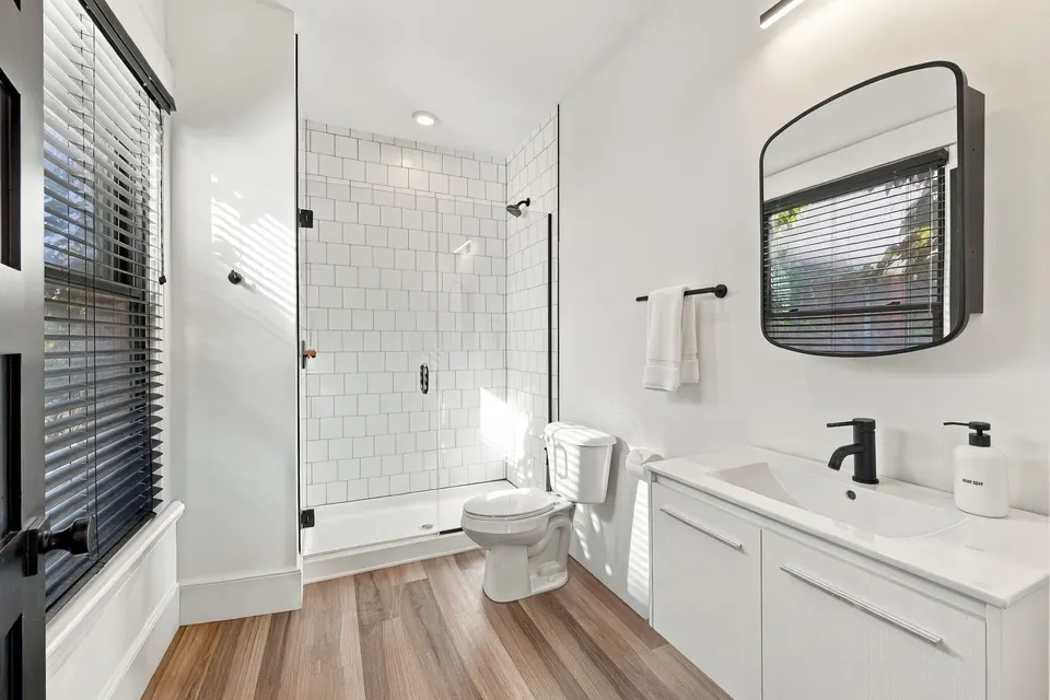 Unit 5, bathroom
